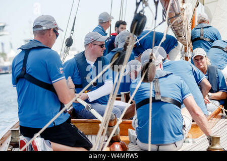 24 luglio 2019, Schleswig-Holstein, Travemünde: Jan Lindenau (DOCUP, la seconda da sinistra) Vele dodici-uomo yacht Cintra sulla tradizionale regata Rotspon off Travemünde. Con una sola delle tre manches vinte, è sconfitto dai Schlewsig-Holstein di finanza ministein Monika Heinold. Foto: Markus Scholz/dpa Foto Stock