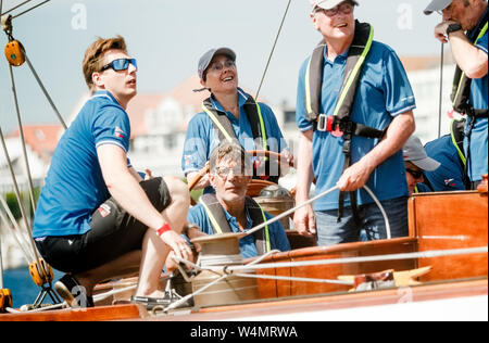 24 luglio 2019, Schleswig-Holstein, Travemünde: Monika Heinold (Bündnis 90/Die Grünen), il ministro delle Finanze del Land Schleswig-Holstein, vele dodici-yacht curiosità sulla tradizionale regata Rotspon off Travemünde. Con due dei tre corse vincente vince una bottiglia di Magnum di vino rosso. Foto: Markus Scholz/dpa Foto Stock