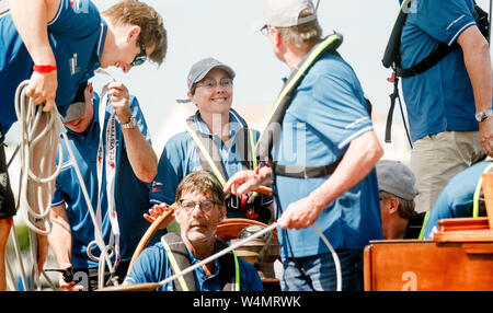 24 luglio 2019, Schleswig-Holstein, Travemünde: Monika Heinold (Bündnis 90/Die Grünen), il ministro delle Finanze del Land Schleswig-Holstein, vele dodici-yacht curiosità sulla tradizionale regata Rotspon off Travemünde. Con due dei tre corse vincente vince una bottiglia di Magnum di vino rosso. Foto: Markus Scholz/dpa Foto Stock