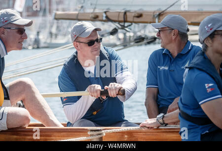 24 luglio 2019, Schleswig-Holstein, Travemünde: Jan Lindenau (DOCUP, la seconda da sinistra) Vele dodici-uomo yacht Cintra sulla tradizionale regata Rotspon off Travemünde. Ha vinto solo una delle tre manches e perso per Heinold, Schleswig-Holstein di finanza ministein. Foto: Markus Scholz/dpa Foto Stock