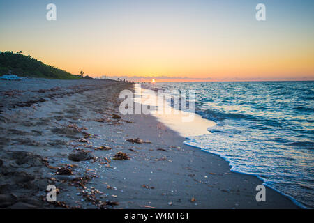 Spiagge caraibiche: perfetta per le destinazioni di viaggio. Un tramonto meraviglioso nella spiaggia di Varadero in Cuba. Hotels e resort a Varadero. Foto Stock