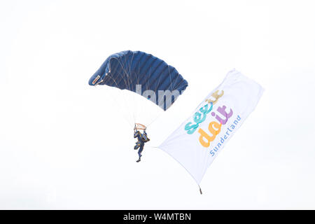 Visualizzare parachutist al 2016 Sunderland Airshow internazionale, Sunderland, Tyne and Wear, Regno Unito Foto Stock