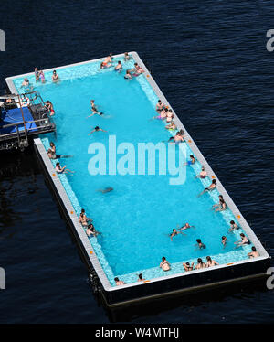 Berlino, Germania. Il 24 luglio, 2019. Numerosi visitatori immergersi nella piscina della nave di balneazione. Credito: Britta Pedersen/dpa-Zentralbild/dpa/Alamy Live News Foto Stock