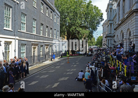 Il Primo Ministro uscente Theresa Maggio, accompagnata dal marito Filippo, uscendo a parlare al di fuori 10 Downing Street, Londra, prima di una riunione a Buckingham Palace dove lei avrà in mano le sue dimissioni alla regina Elisabetta II. Foto Stock