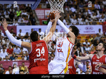 Shenzhen, Cina la provincia di Guangdong. Il 24 luglio, 2019. Wang Zhelin (C) della Cina passa per il cestello durante la Stankovic Continental Cup 2019 match tra la Cina e la Croazia a Shenzhen, Cina del sud della provincia di Guangdong, 24 luglio 2019. Credito: Mao Siqian/Xinhua/Alamy Live News Foto Stock