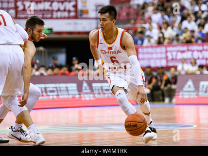 Shenzhen, Cina la provincia di Guangdong. Il 24 luglio, 2019. Guo Ailun (R) della Cina si rompe durante il Stankovic Continental Cup 2019 match tra la Cina e la Croazia a Shenzhen, Cina del sud della provincia di Guangdong, 24 luglio 2019. Credito: Mao Siqian/Xinhua/Alamy Live News Foto Stock