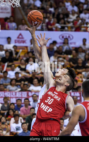 Shenzhen, Cina la provincia di Guangdong. Il 24 luglio, 2019. Zhou Qi (posteriore) della Cina compete con Antonio Vrankovic di Croazia durante il Stankovic Continental Cup 2019 match tra la Cina e la Croazia a Shenzhen, Cina del sud della provincia di Guangdong, 24 luglio 2019. Credito: Mao Siqian/Xinhua/Alamy Live News Foto Stock