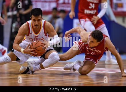 Shenzhen, Cina la provincia di Guangdong. Il 24 luglio, 2019. Guo Ailun (L) della Cina compete con Kresimir Radovcic di Croazia durante il Stankovic Continental Cup 2019 match tra la Cina e la Croazia a Shenzhen, Cina del sud della provincia di Guangdong, 24 luglio 2019. Credito: Mao Siqian/Xinhua/Alamy Live News Foto Stock