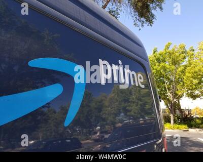 Close-up di logo per la perfezione del Amazon service sul lato di una consegna di marca carrello in San Ramon, California; Amazon ha annunciato che esso dovrebbe assumere migliaia di più driver di consegna per aumentare di un 1 giorno opzioni di spedizione inizio nel 2019, luglio 12, 2019. () Foto Stock