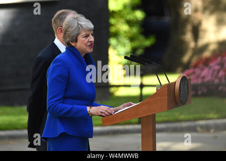 Il Primo Ministro uscente Theresa Maggio emette una dichiarazione al di fuori 10 Downing Street, Londra, guardato da suo marito Filippo, prima di una riunione a Buckingham Palace dove lei avrà in mano le sue dimissioni alla regina Elisabetta II. Foto Stock