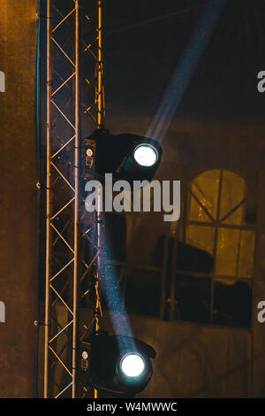 Fari di illuminazione sul palco durante la performance con colorati raggi di luce e di fumo Foto Stock