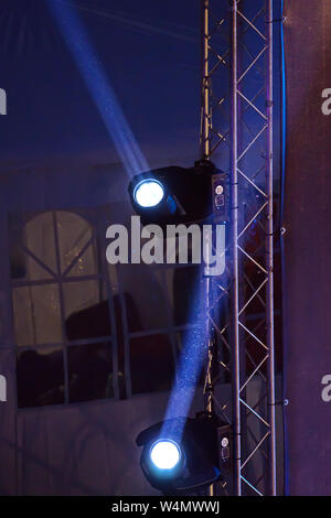 Fari di illuminazione sul palco durante la performance con colorati raggi di luce e di fumo Foto Stock