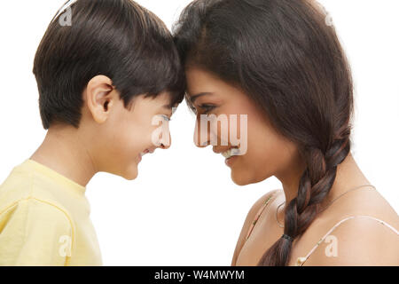 Madre e figlio di toccare fronte e sorridente Foto Stock