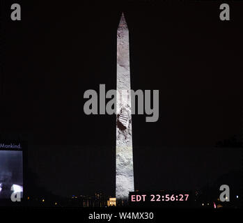 Proiettata sul Monumento di Washington, la foto di Neil Armstrong di impronta sulla superficie lunare sbalorditi del pubblico su National Mall durante il cele Foto Stock