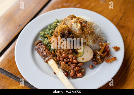 Il nasi campur CON DISPOSITIVO HIRON JARAC JUPITER BASSA LILIT sate delizioso piatto di autentica Foto Stock