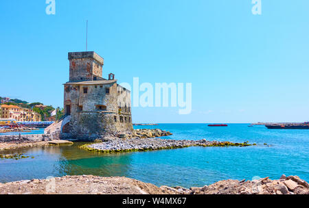 Rapallo medievale Castello sulla riva del mare di Rapallo, Genova, Italia Foto Stock