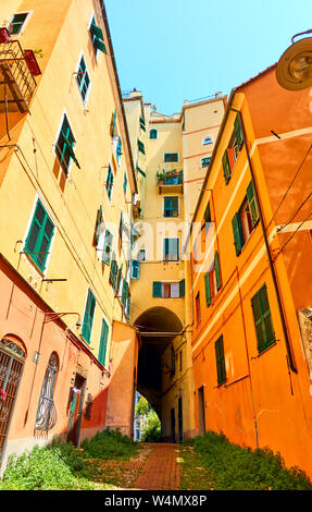 Ange shot di colorati e cortile edificio con gateway in Genova (Genova), Italia Foto Stock