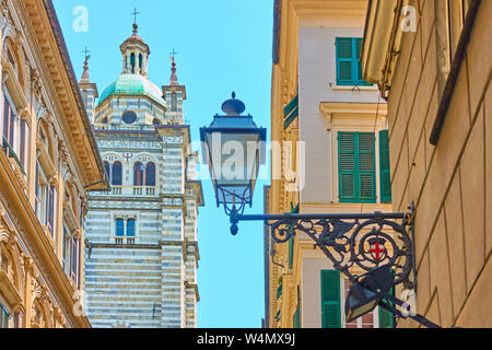 Strada con la vecchia strada luce e la torre campanaria del Duomo di Genova di San Lorenzo nel centro di Genova città vecchia, Italia Foto Stock