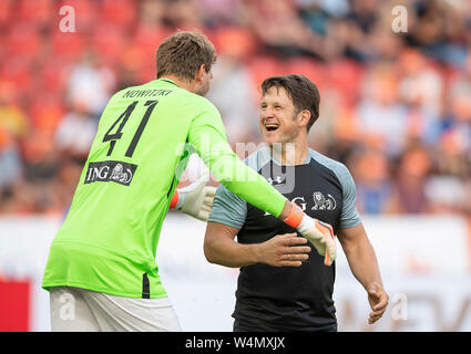 Leverkusen, Deutschland. 21 Luglio, 2019. Dirk Nowitzki con Matthias Steiner r. (Ex atleta) campioni per carità, la carità del gioco del calcio in onore di Michael Schumacher, Team Nowitzki tutte le stelle del team (N) - Team Schumacher e amici del team (S) su 21.07.2019 a Leverkusen/Germania. | Utilizzo di credito in tutto il mondo: dpa/Alamy Live News Foto Stock