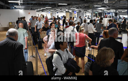 24 luglio 2019, Assia, Frankfurt/Main: Trasporto di passeggeri in piedi nella parte anteriore del passeggero in una nuova sala costruita nel Terminal 1 dell'aeroporto di Francoforte. Le sette nuove corsie di controllo sono destinati a garantire il funzionamento regolare. Grazie a una nuova configurazione, più passeggeri per ora può essere guidato attraverso il rispetto con la tecnologia utilizzata in precedenza. Foto: Arne Dedert/dpa Foto Stock