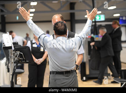 24 luglio 2019, Assia, Frankfurt/Main: a un passeggero che viaggi in aereo è controllato in un nuovo padiglione costruito nel Terminal 1 dell'aeroporto di Francoforte. Le sette nuove corsie di controllo sono destinati a garantire il funzionamento regolare. Grazie a una nuova configurazione, più passeggeri per ora può essere guidato attraverso il rispetto con la tecnologia utilizzata in precedenza. Foto: Arne Dedert/dpa Foto Stock