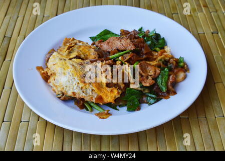 Mescolare il riso fritto a base di noodle con Nero Salsa di soia sul piatto Foto Stock