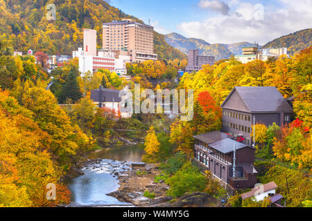 Jozankei, Giappone locande e dello skyline di fiume durante la stagione autunnale. Foto Stock