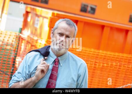 Colpo angolato di Nicholas P Jones, ex Decano del merlano Scuola di Ingegneria presso la Johns Hopkins University di Baltimore, Maryland, in piedi di fronte a un sito in costruzione, 3 agosto 2005. Dall'Homewood raccolta di fotografie. () Foto Stock