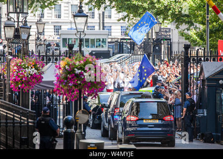 Londra, Regno Unito. 24 Luglio, 2019. Theresa Maggio, accompagnata dal marito Filippo, foglie di Downing Street per procedere a Buckingham Palace di gara alle sue dimissioni alla Regina. Credito: Mark Kerrison/Alamy Live News Foto Stock
