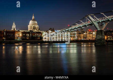 La Cattedrale di St Paul, il fiume Tamigi e il Millennium Bridge Foto Stock