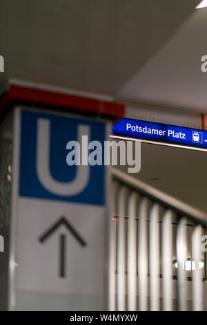 Berlino, Germania - Luglio 07, 2019: accesa indicazioni per altre piattaforme presso la stazione della metropolitana di Potsdamer Platz dirigere a Leipziger Platz un Foto Stock