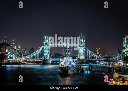 HMS Belfast e il Tower Bridge di notte, Londra Foto Stock