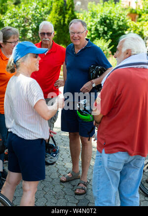 24 luglio 2019, Bassa Sassonia, Hanstedt: Stephan Weil (SPD, M), il primo ministro del Land della Bassa Sassonia, parla ai membri del tedesco di ciclismo club Harburg. Perché partecipa a un tour in bicicletta del club. Foto: Philipp Schulze/dpa Foto Stock
