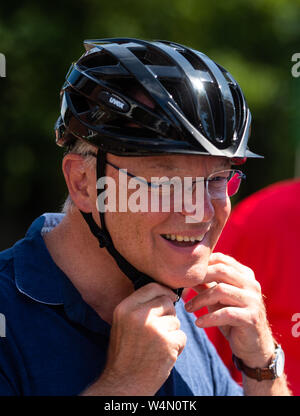 24 luglio 2019, Bassa Sassonia, Hanstedt: Stephan Weil (SPD), il primo ministro del Land della Bassa Sassonia, indossa un casco per bicicletta. Weil partecipa a una gita in bicicletta dell'Allgemeine Deutschen Fahrrad-Clubs Harburg. Foto: Philipp Schulze/dpa Foto Stock