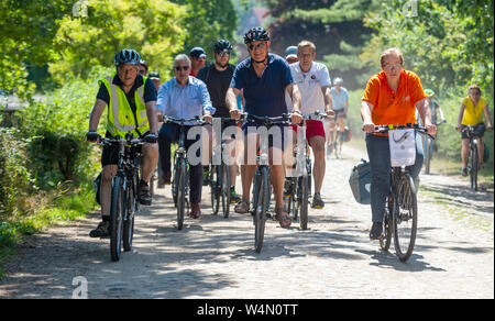 24 luglio 2019, Bassa Sassonia, Hanstedt: Stephan Weil (SPD, M), il primo ministro del Land della Bassa Sassonia, gite con i membri del tedesco di ciclismo club Harburg Rad. Foto: Philipp Schulze/dpa Foto Stock
