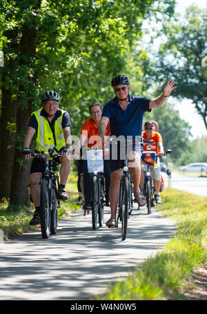 24 luglio 2019, Bassa Sassonia, Hanstedt: Stephan Weil (SPD, r), il primo ministro del Land della Bassa Sassonia, vanno in bicicletta con i membri del tedesco di ciclismo club Harburg. Foto: Philipp Schulze/dpa Foto Stock