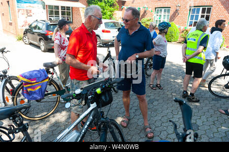 24 luglio 2019, Bassa Sassonia, Hanstedt: Stephan Weil (SPD, M), il primo ministro del Land della Bassa Sassonia, parla ai membri del tedesco di ciclismo club Harburg. Perché partecipa a un tour in bicicletta del club. Foto: Philipp Schulze/dpa Foto Stock