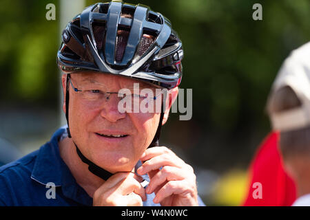 24 luglio 2019, Bassa Sassonia, Hanstedt: Stephan Weil (SPD), il primo ministro del Land della Bassa Sassonia, indossa un casco per bicicletta. Weil partecipa a una gita in bicicletta dell'Allgemeine Deutschen Fahrrad-Clubs Harburg. Foto: Philipp Schulze/dpa Foto Stock