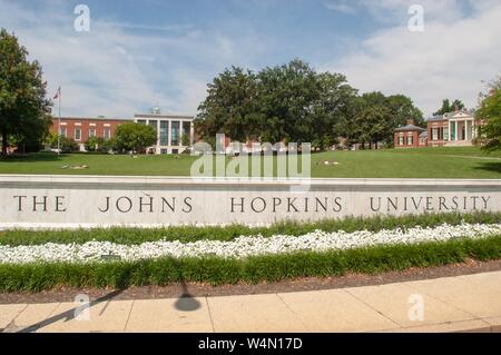 Close-up di firmare la lettura della Johns Hopkins University con libreria di MSE e Homewood House Museum in background su Homewood Campus presso la Johns Hopkins University di Baltimore, Maryland, luglio 16, 2004. Dall'Homewood raccolta di fotografie. () Foto Stock