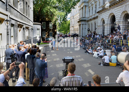 Londra, Regno Unito. Il 24 luglio 2019. Theresa Maggio fa la sua ultima parola come Primo Ministro a Downing Street, prima di partire per Buckingham Palace per mano nella sua rassegnazione alla Regina. Credito: PjrFoto/Alamy Live News Foto Stock