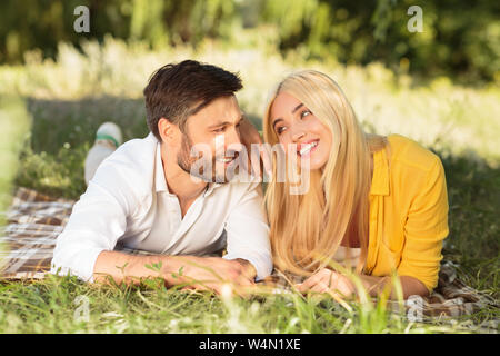Coppia giovane aventi data durante il picnic nel parco Foto Stock