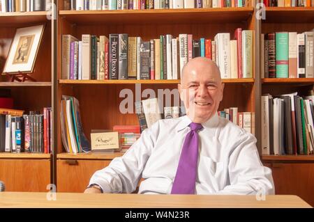 Close-up di Winston Tabb, Sheridan decano dell'Università Biblioteche e Musei presso la Johns Hopkins University di Baltimore, Maryland, seduto di fronte a uno scaffale e sorridente la telecamera, 10 settembre 2007. Dall'Homewood raccolta di fotografie. () Foto Stock