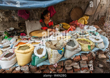 Le donne la vendita di fagioli e lenticchie in una strada a Kathmandu. Foto Stock