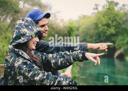 Giovane su un eco turismo durante l'inverno. Felici turisti rivolta verso il fiume o alla foresta. Focus sull'uomo. Bonito MS, Brasile. Foto Stock