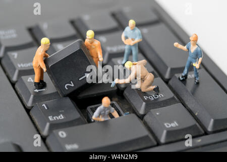 Miniatura persone lavorano sulla tastiera del computer Foto Stock