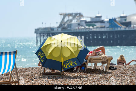 Brighton Regno Unito 24 luglio 2019 - la spiaggia di Brighton è impaccato nuovamente come il caldo clima soleggiato in tutta la Gran Bretagna continua. L'ondata di caldo in condizioni meteo per continuare domani e le temperature sono attesi per colpire i nuovi record con esso di raggiungere alte come 39 gradi Celsius a Londra . Credito: Simon Dack / Alamy Live News Foto Stock