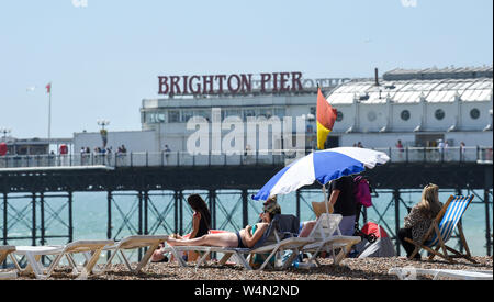 Brighton Regno Unito 24 luglio 2019 - la spiaggia di Brighton è impaccato nuovamente come il caldo clima soleggiato in tutta la Gran Bretagna continua. L'ondata di caldo in condizioni meteo per continuare domani e le temperature sono attesi per colpire i nuovi record con esso di raggiungere alte come 39 gradi Celsius a Londra . Credito: Simon Dack / Alamy Live News Foto Stock