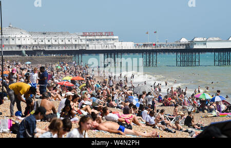 Brighton Regno Unito 24 luglio 2019 - la spiaggia di Brighton è impaccato nuovamente come il caldo clima soleggiato in tutta la Gran Bretagna continua. L'ondata di caldo in condizioni meteo per continuare domani e le temperature sono attesi per colpire i nuovi record con esso di raggiungere alte come 39 gradi Celsius a Londra . Credito: Simon Dack / Alamy Live News Foto Stock