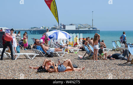 Brighton Regno Unito 24 luglio 2019 - la spiaggia di Brighton è impaccato nuovamente come il caldo clima soleggiato in tutta la Gran Bretagna continua. L'ondata di caldo in condizioni meteo per continuare domani e le temperature sono attesi per colpire i nuovi record con esso di raggiungere alte come 39 gradi Celsius a Londra . Credito: Simon Dack / Alamy Live News Foto Stock