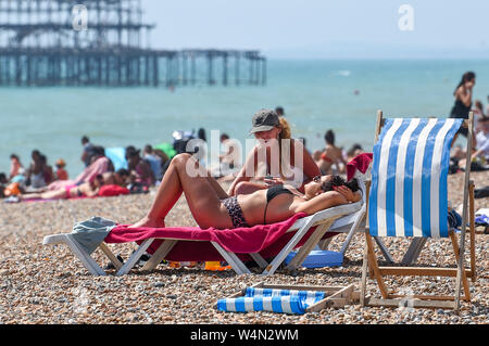 Brighton Regno Unito 24 luglio 2019 - la spiaggia di Brighton è impaccato nuovamente come il caldo clima soleggiato in tutta la Gran Bretagna continua. L'ondata di caldo in condizioni meteo per continuare domani e le temperature sono attesi per colpire i nuovi record con esso di raggiungere alte come 39 gradi Celsius a Londra . Credito: Simon Dack / Alamy Live News Foto Stock